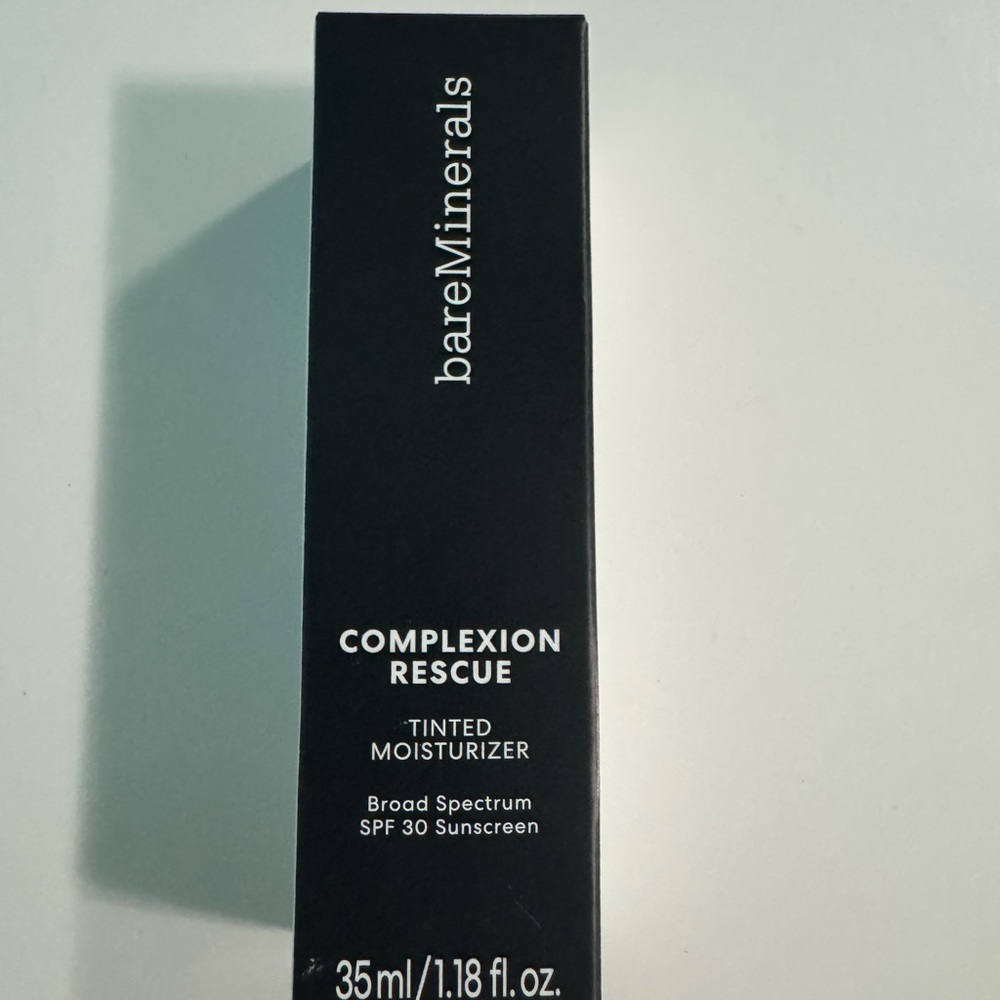COMPLEXION RESCUE TINTED MOISTURIZER WITH HYALURONIC ACID AND MINERAL SPF 30